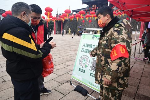 无锡景区工作人员引导游客进行防控登记.jpg 无锡景区工作人员引导游客进行防控登记.jpg