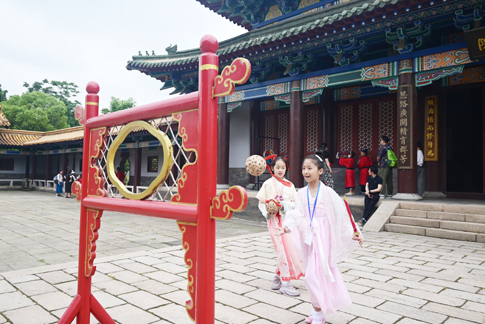 无锡景区小游客参与蹴鞠-Z.JPG