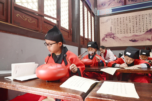 无锡景区小游客学习奏古乐、摹名篇-Z.JPG