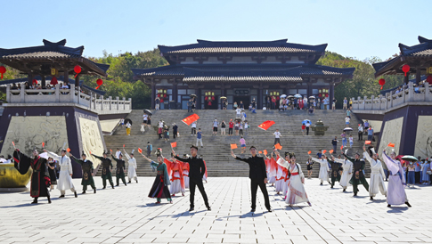 无锡影视基地百人合唱红歌.JPG