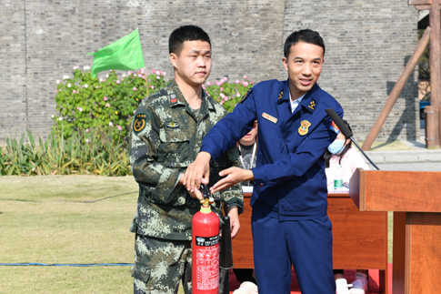 无锡市滨湖消防救援大队刘真刚参谋在现场开展消防技能教学.JPG