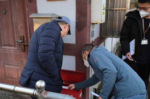 无锡影视基地分公司安全领导小组检查景区内灭火器材.jpg