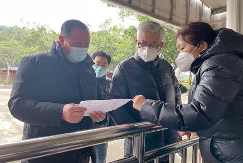 南海分公司领导检查园内游乐设备证件情况.jpg