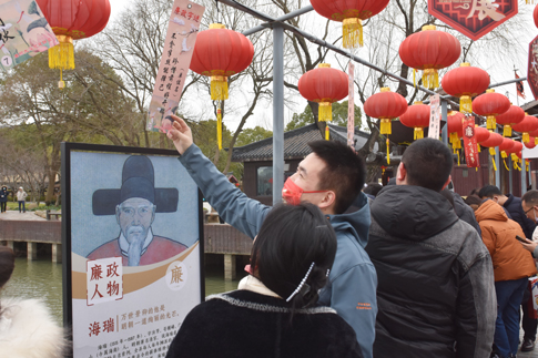无锡景区游客观灯猜谜.jpg