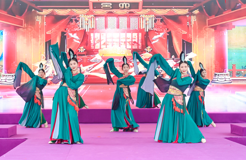 南海景区《桃之夭夭》倾情上演.JPG