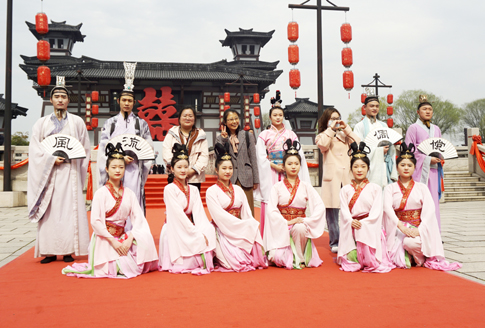 无锡景区游客参与“女神驾到”互动体验.jpg