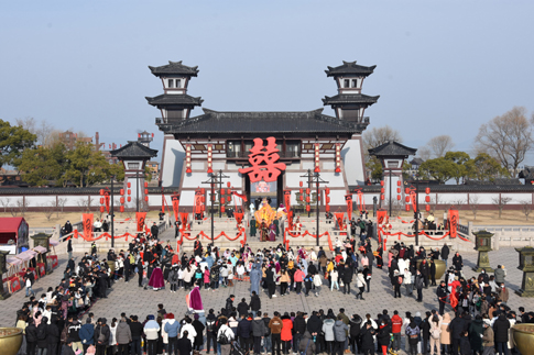 1无锡景区古春节兔潮大会游客与演员进行互动.JPG