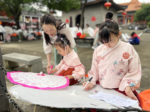 7南海景区萌娃涂鸦描绘春天的模样.jpg