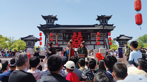 2无锡景区《三国F4·先生出山否》演出现场游客争相拍摄.jpg