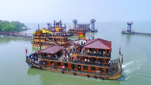 3无锡景区古船游客满满济济一堂.jpg