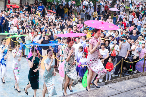 7南海《雨巷旗袍秀》演出人气爆棚.JPG