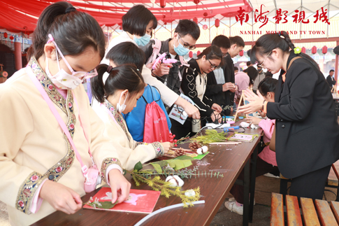 5南海景区游客参与拾“趣”剪贴画体验.jpg