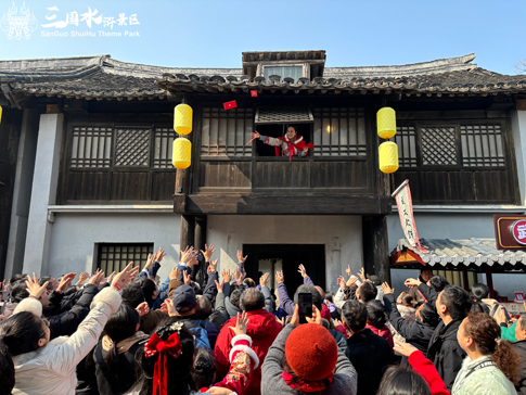 4无锡景区特型演员现场派发福彩红包.jpg