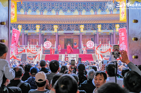 2无锡景区游客驻足观看特别演出《皇宫乐宴》.jpg 2无锡景区游客驻足观看特别演出《皇宫乐宴》.jpg
