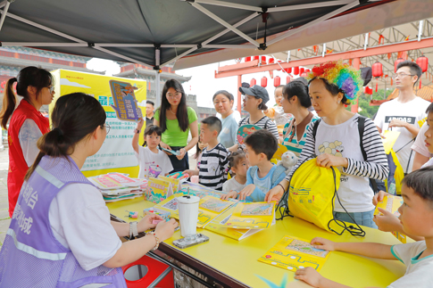 5南海景区游客参加踏青趣游徒步活动签到.jpg 5南海景区游客参加踏青趣游徒步活动签到.jpg