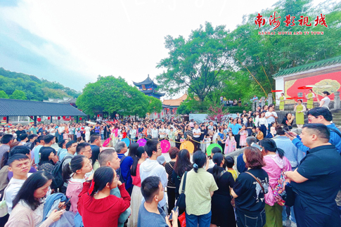 8南海景区《雨巷旗袍秀》华丽回归.jpg