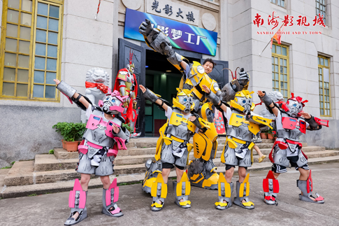 10南海景区机甲体验备受小朋友喜欢.jpg