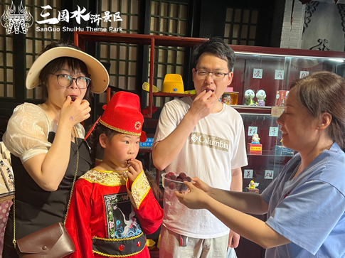 3无锡景区游客参与互动获得杨梅奖励.jpg