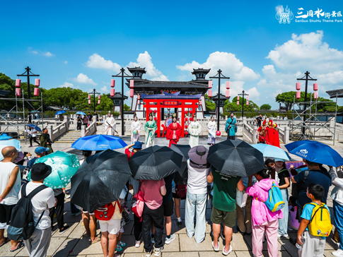 3无锡影视基地游客观看中秋限定演出《月满三国·中秋情》.jpg