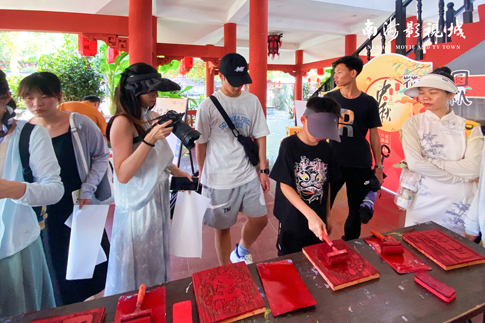 8南海影视城游客参与DIY拓印活动.jpg