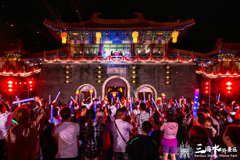 2无锡景区游客积极参与夜间演出活动并与演员互动.jpg