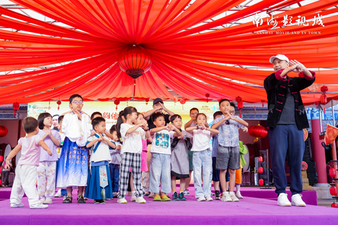 7南海景区知名武术演员杜宇航与游客互动.jpg