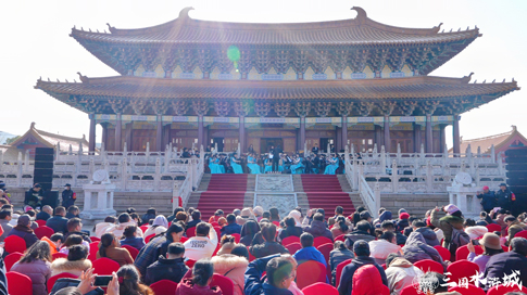 无锡景区游客在新年音乐会现场聆听影视曲目.jpg