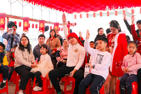 南海景区游客积极参与互动环节.jpg