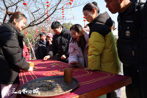 3无锡景区游客体验“关扑”游戏.jpg