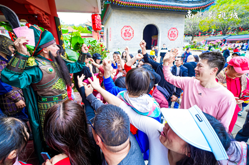 8南海景区关公巡城点燃游客热情.jpg