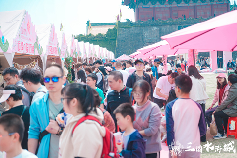 3无锡景区游客在“海棠樱雨浪漫之旅”江湖市集购物.jpg