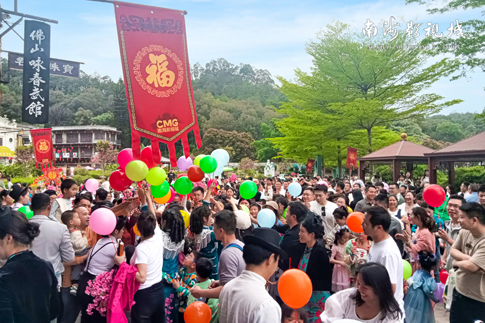 6南海景区演员与游客亲密互动.jpg