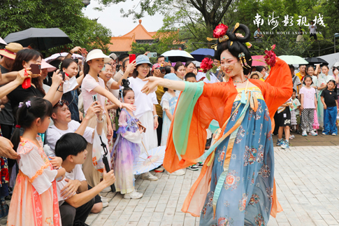 4南海景区十二花神与游客互动.jpg