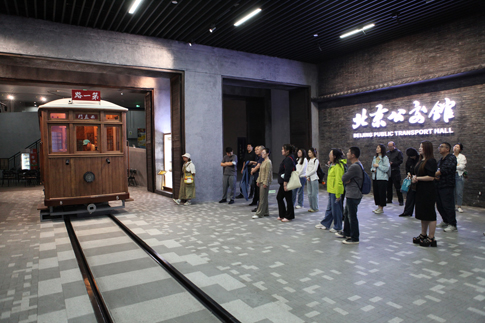 2总部员工详细了解北京公交发展历程.JPG
