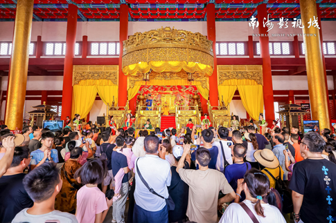 5南海景区《我在影城当群演》演出现场人潮涌动.jpg