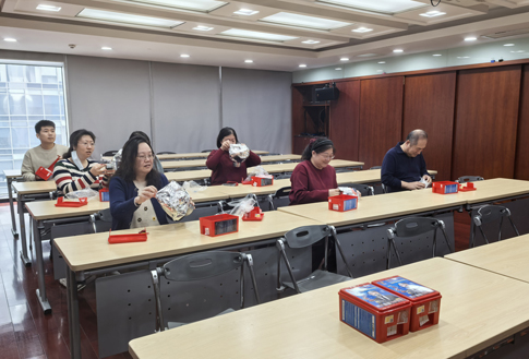 3北京办公区员工进行呼吸器佩戴实操.jpg 3北京办公区员工进行呼吸器佩戴实操.jpg