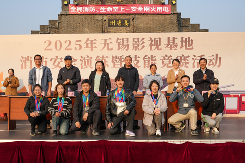 5无锡影视基地赛后获奖人员上台领奖.jpg 5无锡影视基地赛后获奖人员上台领奖.jpg