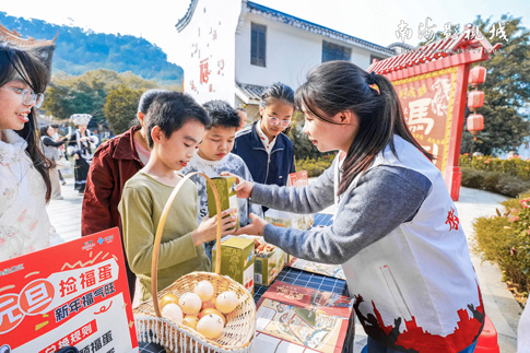 6南海景区游客参与“新年寻宝记”.jpg